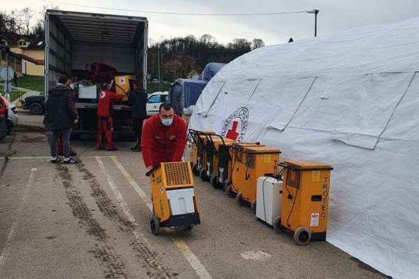 Na teren stigli isušivači, nastavlja se ponuda toplih obroka